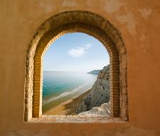 Фотообои Арочное окно с видом на берег