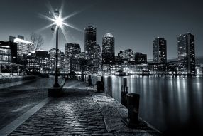 Фотообои Фонарь на вечерней набережной черно-белый