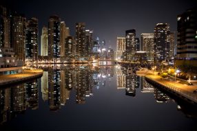 Фотообои Отражение ночного Дубая в черной воде